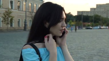 genç esmer güzel şehirde bir gece ve telefonda diyor