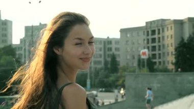 Rüzgar sokakta duran genç güzel kadın kameraya benziyor