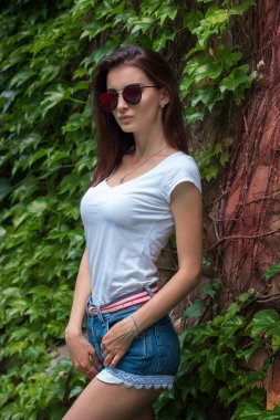 güzel seksi esmer pozlar açık havada