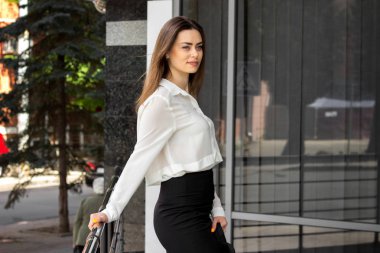 bir beyaz gömlek ve siyah etek güzel ince genç bayan