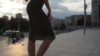 seksi vücut standları sokakta akşam ile Slinky Bayan büyüleyici genç elbise