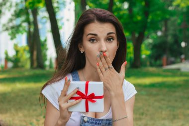 Genç harika esmer hediyeler ile yakın çekim portresi