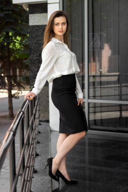 Yüksek topuklar üzerinde ciddi genç iş kadını