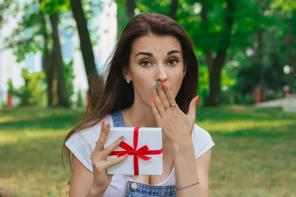 Genç harika esmer hediyeler ile yakın çekim portresi