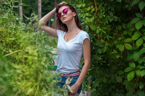 Belleza dama en espejo gafas de sol posando — Foto de Stock