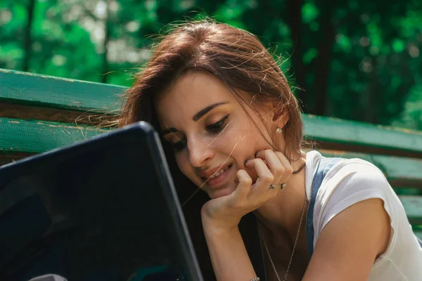 Портрет крупным планом молодой веселой девушки с ноутбуком — стоковое фото
