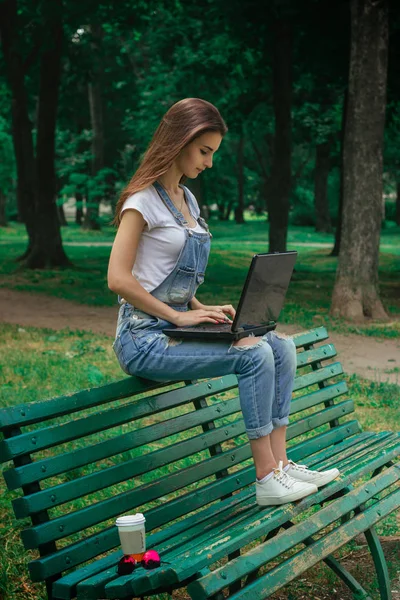 Bankta tırmandı ve laptop arıyorum sıska esmer