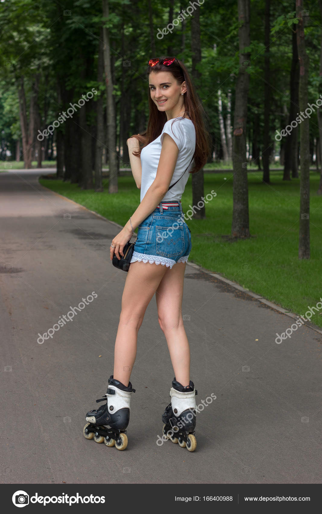 фотосессия на роликах девушка. алессандра амбросио на роликах. девушка на роликах. фотосессия на роликах. фотосессия на роликах.
