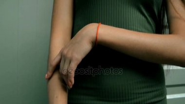 genç bir kız kamera önünde duruyor ve yol açar