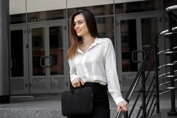 Wesoły, młody biznes kobieta uśmiechając się na zewnątrz — Zdjęcie stockowe