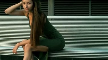 bir bankta kamera için poz güzel seksi Bayan