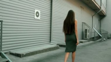 sıska bayanın yuvarlak kalça güzel bir elbise