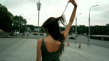 ince esmer teen sokakta tekrar fotoğraf duruyor.