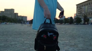 yakın çekim bir cüppe elbise omuz sırt çantası gece güzel genç esmer