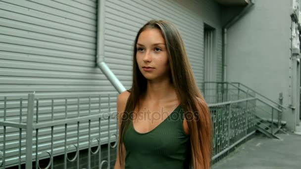 Krásná mladá dáma se narovná vlasy a kráčí — Stock video