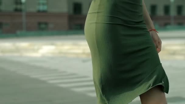 Hermosa sexy dama en un vestido caminando por la calle — Vídeo de stock