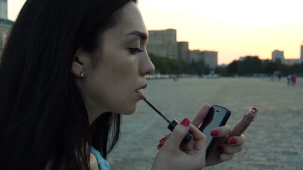 年轻的漂亮黑妞站在街和油漆的嘴唇口红 — 图库视频影像