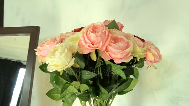 Beau bouquet de roses tendres se tient dans un vase — Video