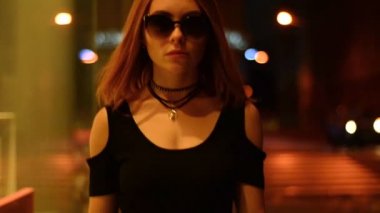 şık Bayan kısa saç gözlük ile şehir etrafında akşam gider.