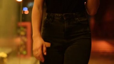 gece şehirde söner cinsel kadın kot pantolon ve tişört