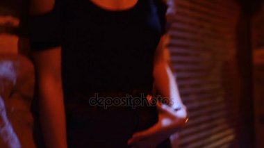 gece geç saatlerde kameraya poz bardaklarda çekici kadınlar