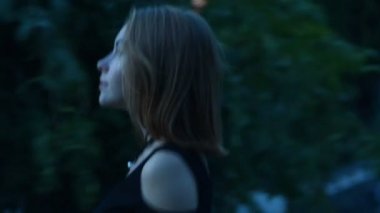 kısa saçlı sevimli genç bayan akşam şehre geliyor.