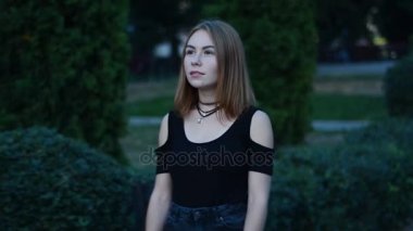 devam edin ve caddeden aşağı yürüyüş kısa saçlı sevimli kız görünüyor