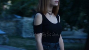 sevimli kız yalnız şehrin içinden geç akşam yürüyüş