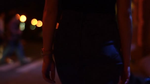 Ince bir kadınla yuvarlak kalça adımları şehrin içinden — Stok video