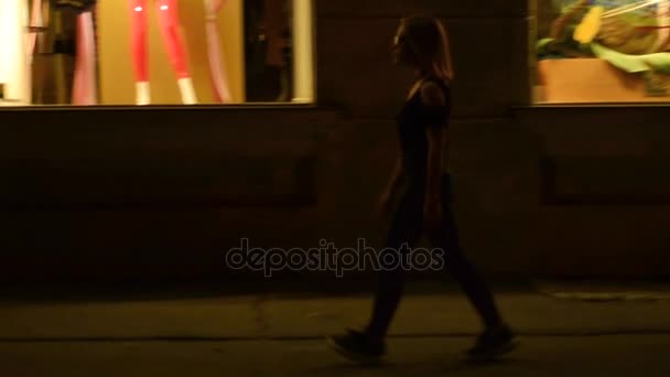 Joven elegante chica va en la noche en una calle solitaria — Vídeos de Stock