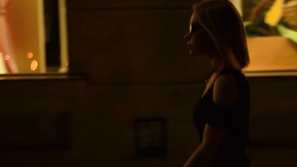 ガラスの美しい孤独な女性楽しみし、夜道を行く — ストック動画