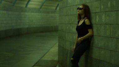 karanlık giyim alt geçide kamerada poz güzel şık Bayan