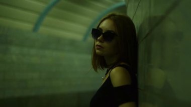 karanlık sokakta poz güneş gözlüğü çekici kadınlar