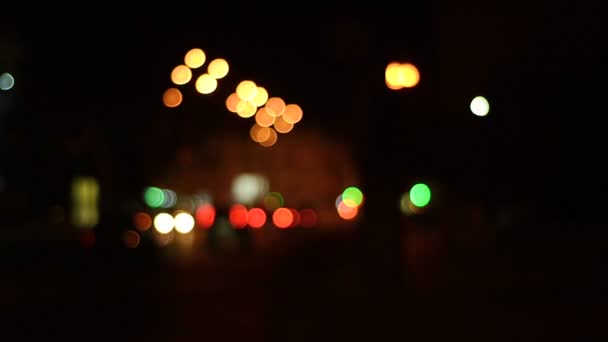 市内のカラフルな夜ライト背景をぼかした写真 — ストック動画