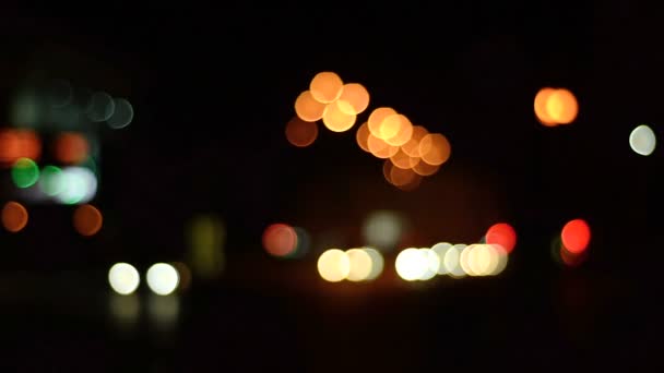 Färgglada nattlampor och bländning bil bortgången av en suddig bakgrund — Stockvideo