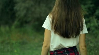 esmer yeşil ormanda yürür