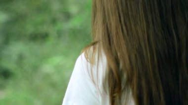 Kız gün boyunca yeşil ormanda yürür.