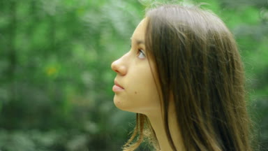 sevimli kız yeşil parkta yürüyor