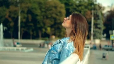 yuvarlak güneş gözlüğü ve kot ceketli genç sarışın