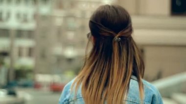 şık genç kadın gülümsüyor sokakta fotoğraf makinesinde