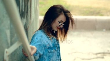 Kırmızı dudaklar ile şık genç sarışın merdivenlerden sokak gezer