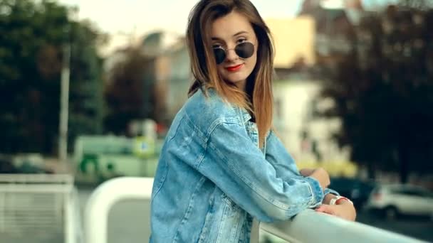 Cuty stylowe Blondynka pozowanie na ulicy — Wideo stockowe