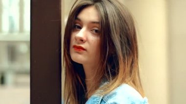 Kırmızı dudaklar sokağın ortasında poz ile genç çekici kız