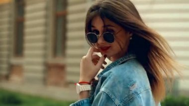 seksi sarışın Bayan kırmızı dudaklar ile yürür ve sokakta gülümsüyor