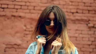 güneş gözlüğü kırmızı dudaklar ile büyüleyici genç sarışın