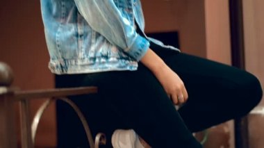 açık havada poz güneş gözlüklü genç sevimli sarışın