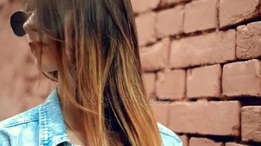 Kırmızı dudaklar tuğla duvar poz ile güzel sarışın