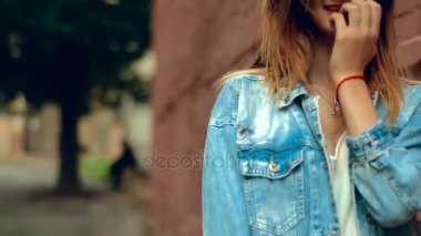 güzel sarışın kadın kırmızı dudaklar ile tuğla duvara yürür