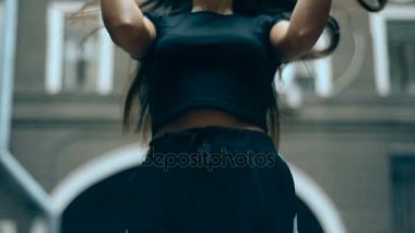 Spor giysileri gövdesi ince genç kız