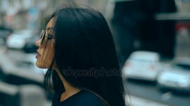 Glamour genç Asyalı esmer güneş gözlüğü